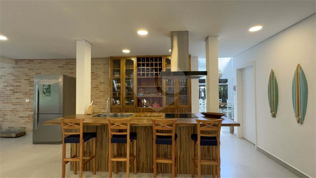 Casa Reformada à Venda na Praia da Baleia – 4 Suítes, Porteira Fechada e Condomínio com Lazer