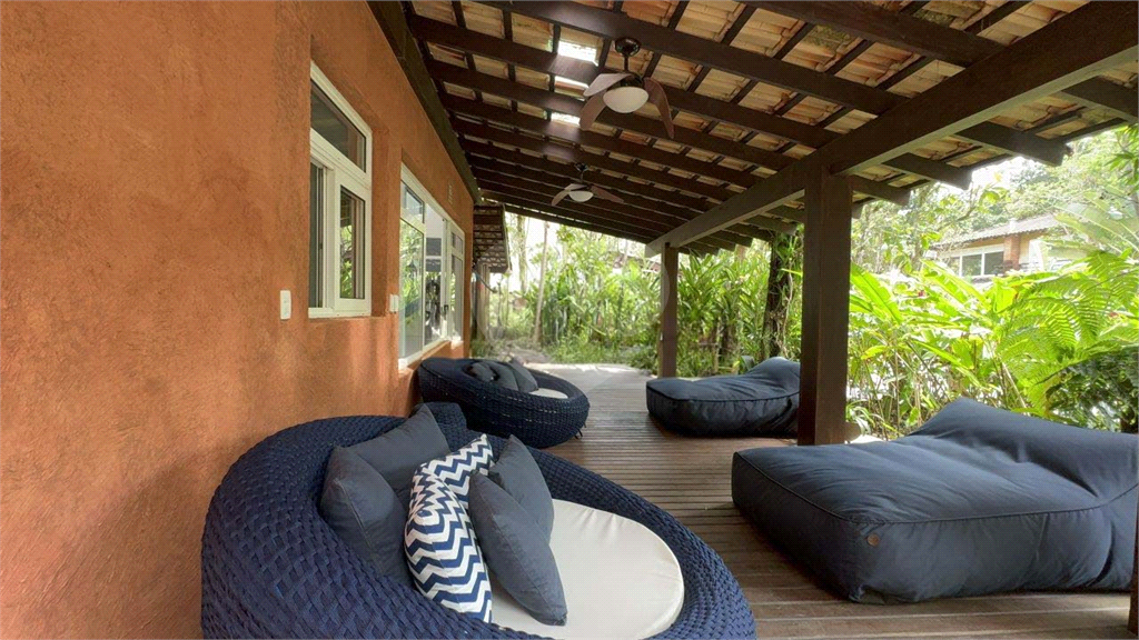 Casa Reformada à Venda na Praia da Baleia – 4 Suítes, Porteira Fechada e Condomínio com Lazer