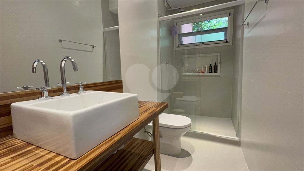 Casa Reformada à Venda na Praia da Baleia – 4 Suítes, Porteira Fechada e Condomínio com Lazer