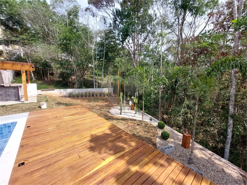 Casa condomínio em Santa Isabel para venda com 330m2, 3 quartos, 3 suíte, 2 salas, cozinha, 5 banheiros, área de serviço e 5 vagas de garagem