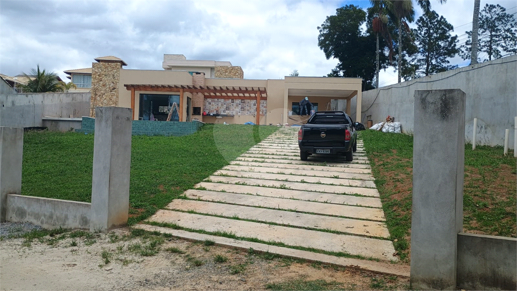 Casa condomínio em Santa Isabel para venda com 190m2, 3 quartos, 1 suíte, 2 salas, cozinha, 2 banheiros, área de serviço, quintal e 2 vagas de garagem