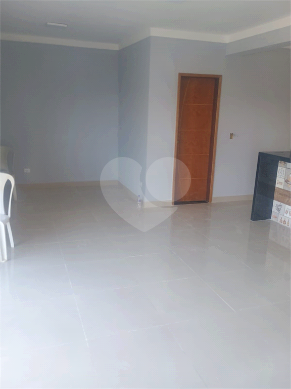 Casa condomínio em Santa Isabel para venda com 190m2, 3 quartos, 1 suíte, 2 salas, cozinha, 2 banheiros, área de serviço, quintal e 2 vagas de garagem