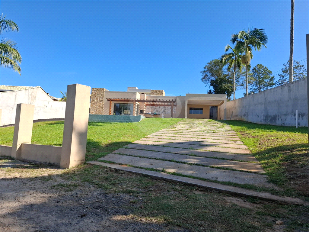 Casa condomínio em Santa Isabel para venda com 190m2, 3 quartos, 1 suíte, 2 salas, cozinha, 2 banheiros, área de serviço, quintal e 2 vagas de garagem