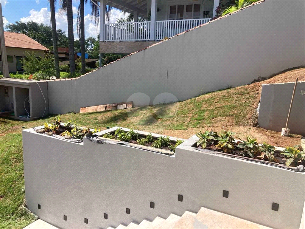 Casa condomínio em Santa Isabel para venda com 330m2, 3 quartos, 3 suíte, 2 salas, cozinha, 5 banheiros, área de serviço e 5 vagas de garagem