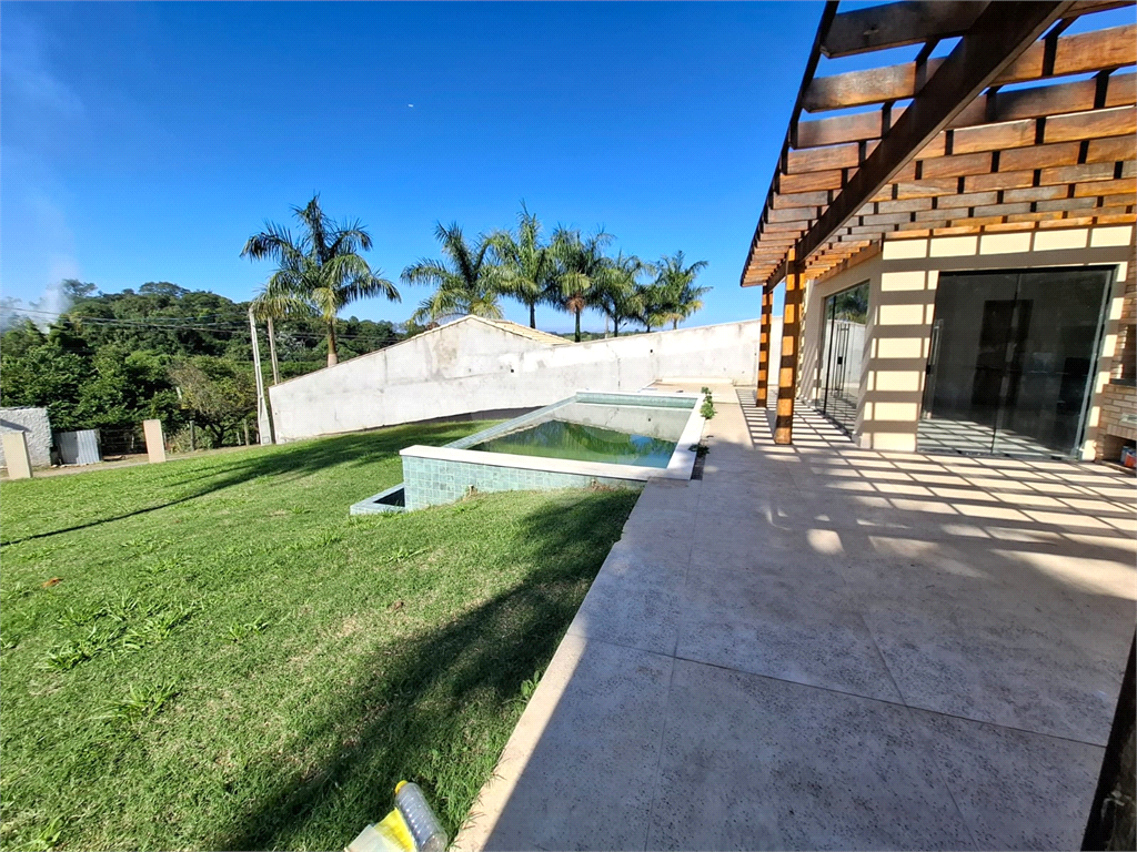 Casa condomínio em Santa Isabel para venda com 190m2, 3 quartos, 1 suíte, 2 salas, cozinha, 2 banheiros, área de serviço, quintal e 2 vagas de garagem