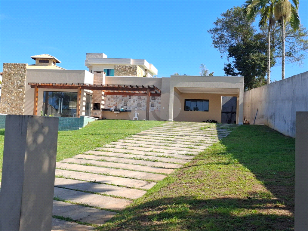 Casa condomínio em Santa Isabel para venda com 190m2, 3 quartos, 1 suíte, 2 salas, cozinha, 2 banheiros, área de serviço, quintal e 2 vagas de garagem