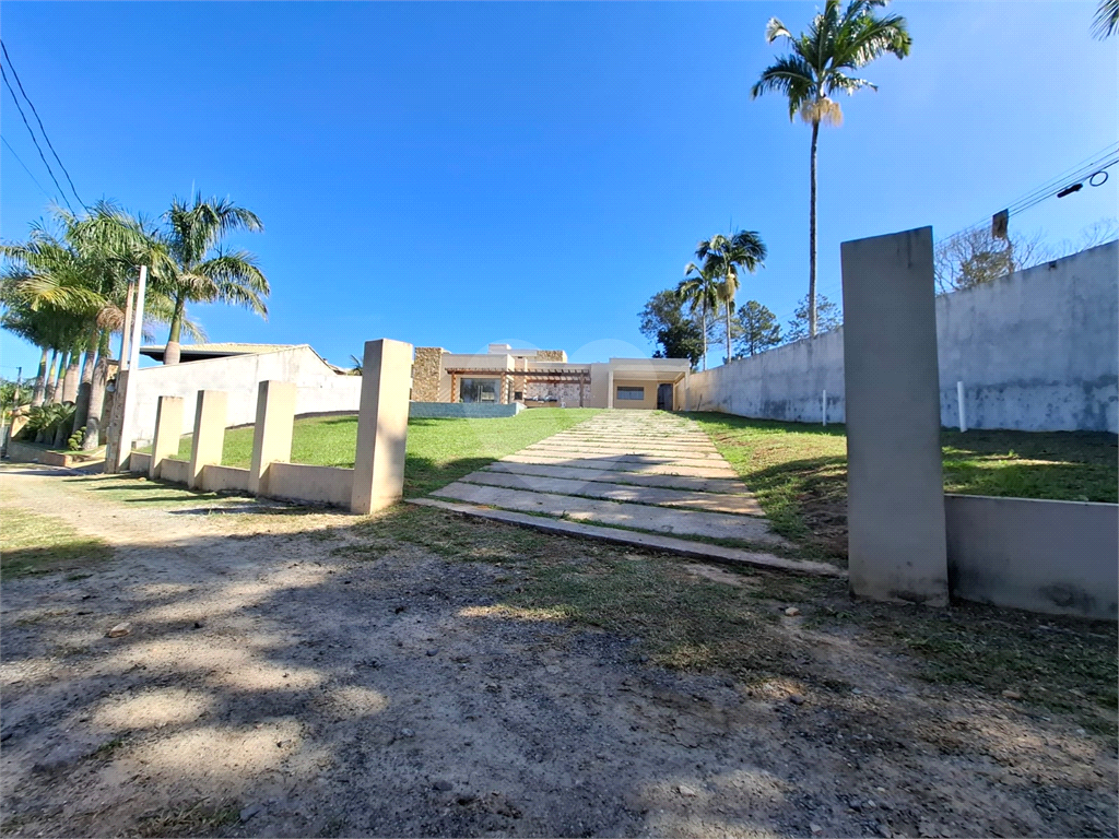 Casa condomínio em Santa Isabel para venda com 190m2, 3 quartos, 1 suíte, 2 salas, cozinha, 2 banheiros, área de serviço, quintal e 2 vagas de garagem