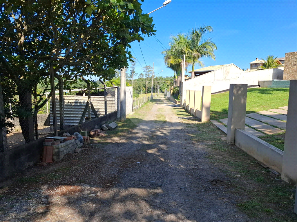 Casa condomínio em Santa Isabel para venda com 190m2, 3 quartos, 1 suíte, 2 salas, cozinha, 2 banheiros, área de serviço, quintal e 2 vagas de garagem