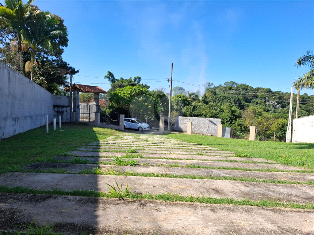 Casa condomínio em Santa Isabel para venda com 190m2, 3 quartos, 1 suíte, 2 salas, cozinha, 2 banheiros, área de serviço, quintal e 2 vagas de garagem