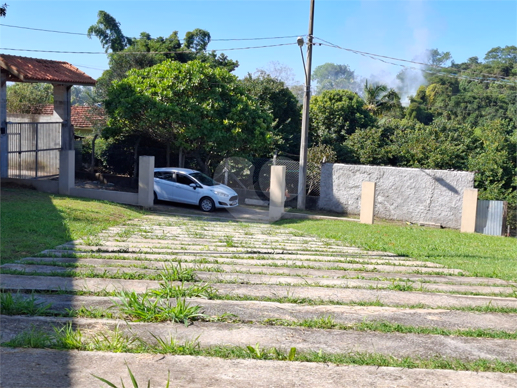 Casa condomínio em Santa Isabel para venda com 190m2, 3 quartos, 1 suíte, 2 salas, cozinha, 2 banheiros, área de serviço, quintal e 2 vagas de garagem