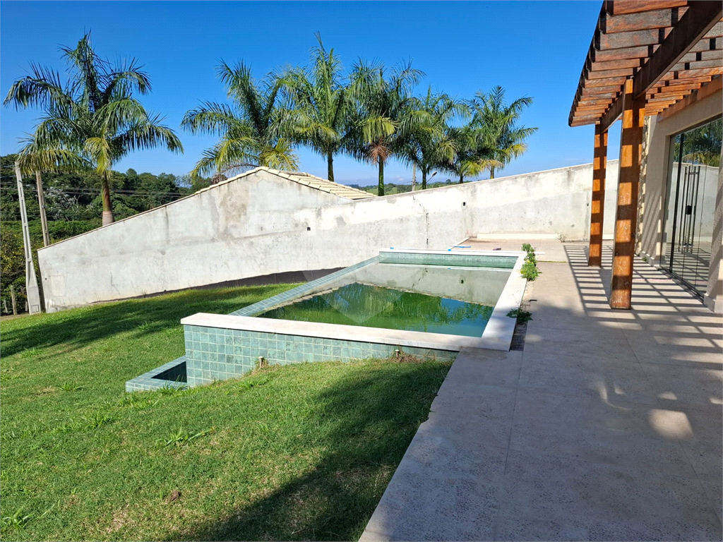Casa condomínio em Santa Isabel para venda com 190m2, 3 quartos, 1 suíte, 2 salas, cozinha, 2 banheiros, área de serviço, quintal e 2 vagas de garagem