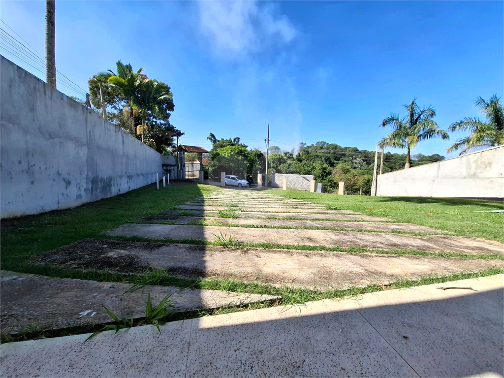 Casa condomínio em Santa Isabel para venda com 190m2, 3 quartos, 1 suíte, 2 salas, cozinha, 2 banheiros, área de serviço, quintal e 2 vagas de garagem