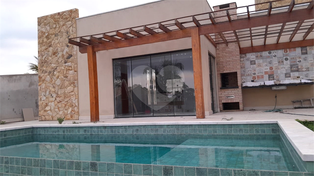 Casa condomínio em Santa Isabel para venda com 190m2, 3 quartos, 1 suíte, 2 salas, cozinha, 2 banheiros, área de serviço, quintal e 2 vagas de garagem