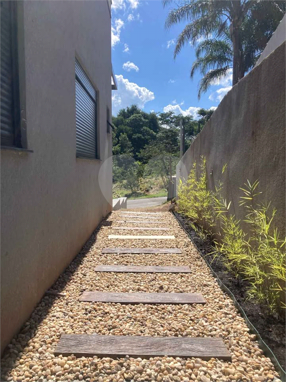 Casa condomínio em Santa Isabel para venda com 330m2, 3 quartos, 3 suíte, 2 salas, cozinha, 5 banheiros, área de serviço e 5 vagas de garagem