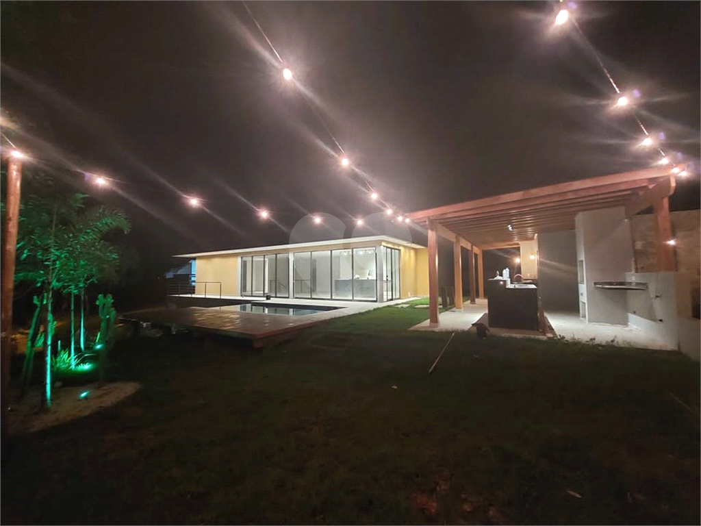 Casa condomínio em Santa Isabel para venda com 330m2, 3 quartos, 3 suíte, 2 salas, cozinha, 5 banheiros, área de serviço e 5 vagas de garagem