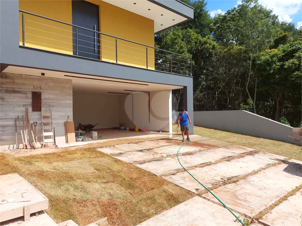 Casa condomínio em Santa Isabel para venda com 330m2, 3 quartos, 3 suíte, 2 salas, cozinha, 5 banheiros, área de serviço e 5 vagas de garagem