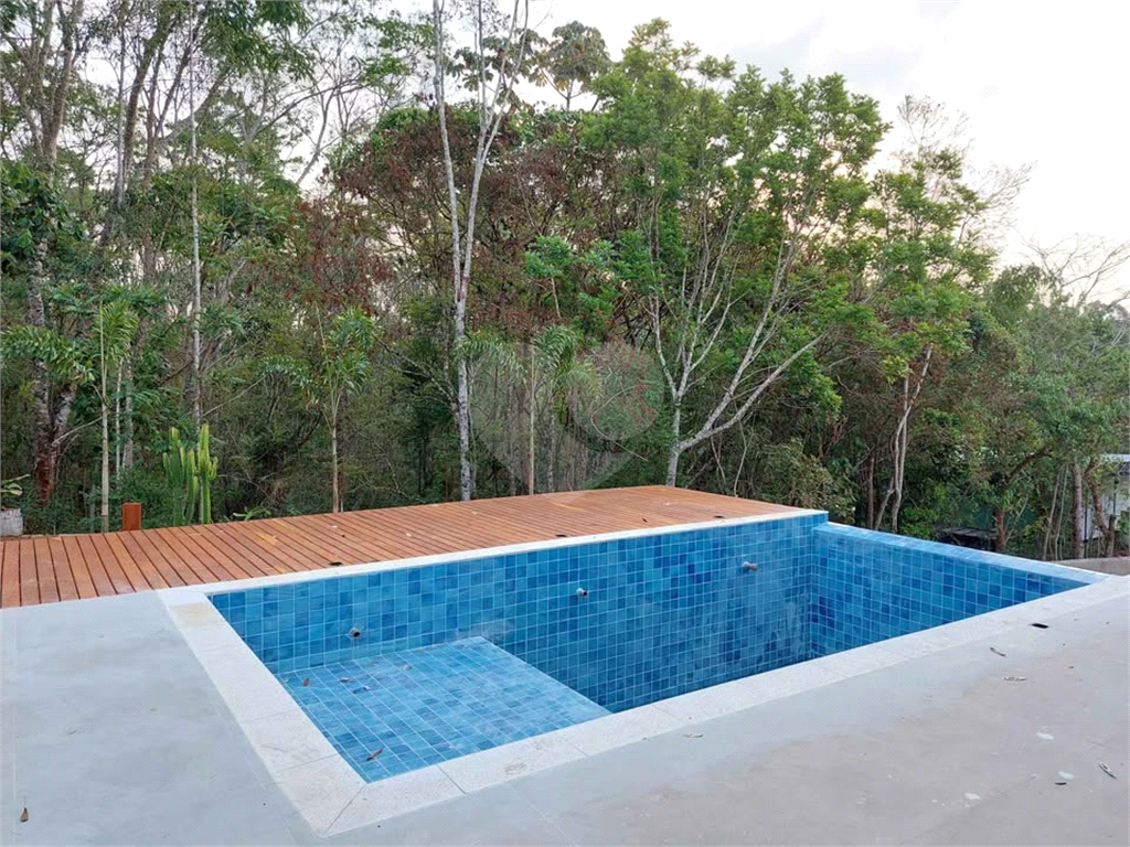 Casa condomínio em Santa Isabel para venda com 330m2, 3 quartos, 3 suíte, 2 salas, cozinha, 5 banheiros, área de serviço e 5 vagas de garagem