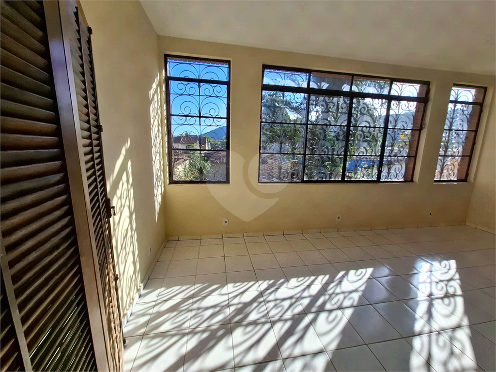Sobrado venda GUARUJÁ com 300m2, 3 quartos, 3 suítes, 2 salas, cozinha, lavabo, varanda, quintal gourmet e pelo menos 7 vagas de garagem