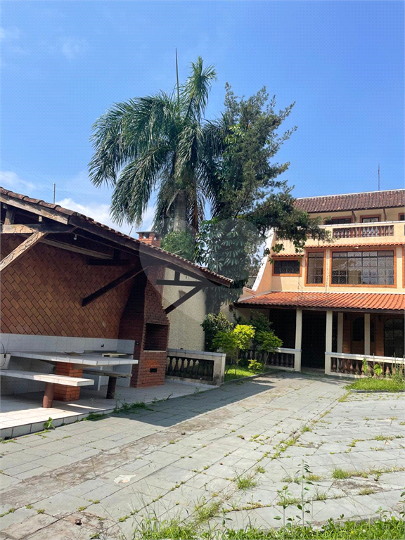 Sobrado venda GUARUJÁ com 300m2, 3 quartos, 3 suítes, 2 salas, cozinha, lavabo, varanda, quintal gourmet e pelo menos 7 vagas de garagem