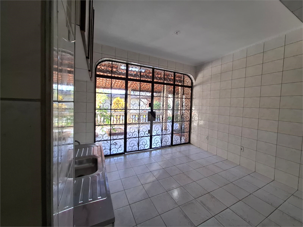 Sobrado venda GUARUJÁ com 300m2, 3 quartos, 3 suítes, 2 salas, cozinha, lavabo, varanda, quintal gourmet e pelo menos 7 vagas de garagem