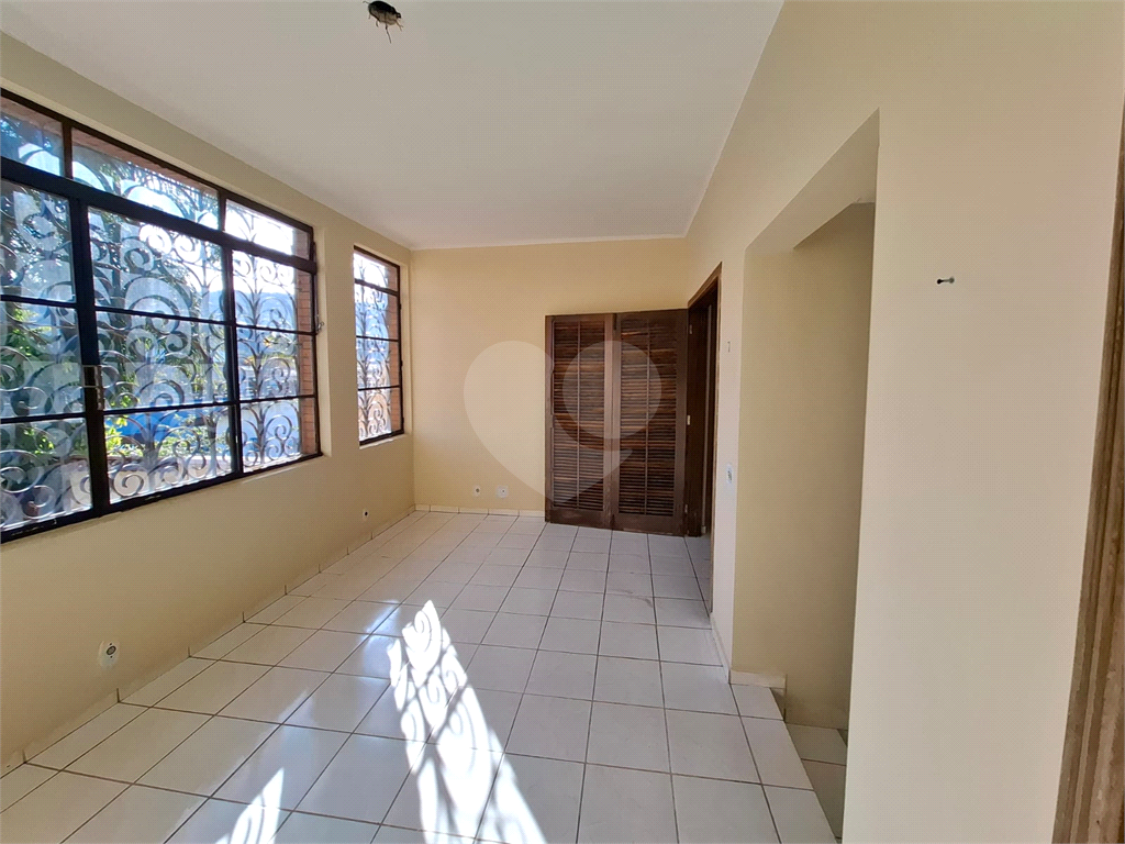 Sobrado venda GUARUJÁ com 300m2, 3 quartos, 3 suítes, 2 salas, cozinha, lavabo, varanda, quintal gourmet e pelo menos 7 vagas de garagem