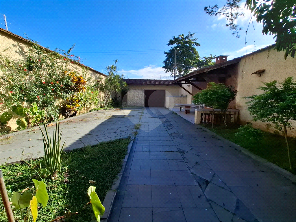 Sobrado venda GUARUJÁ com 300m2, 3 quartos, 3 suítes, 2 salas, cozinha, lavabo, varanda, quintal gourmet e pelo menos 7 vagas de garagem