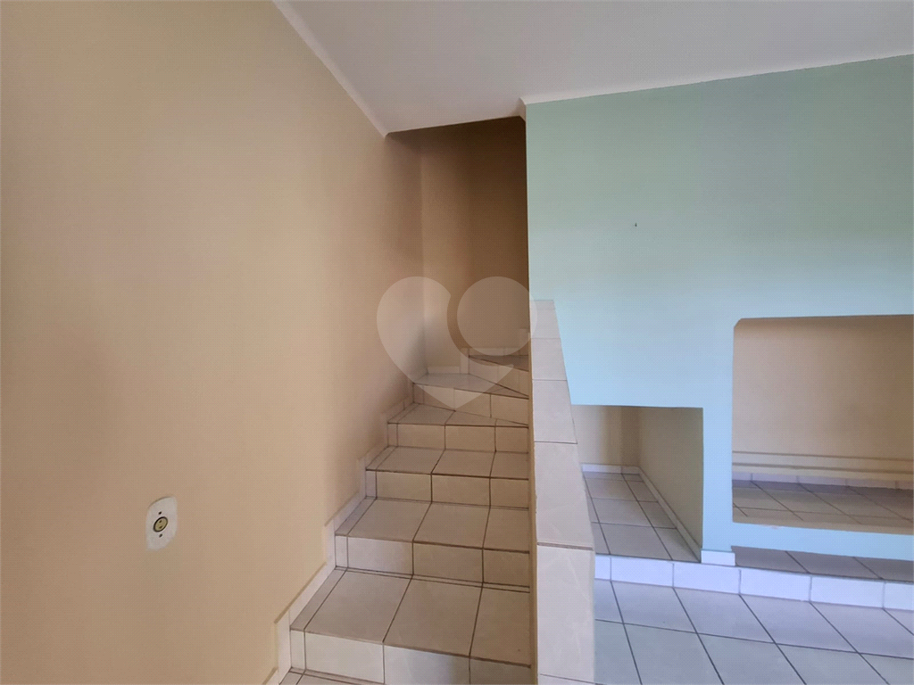 Sobrado venda GUARUJÁ com 300m2, 3 quartos, 3 suítes, 2 salas, cozinha, lavabo, varanda, quintal gourmet e pelo menos 7 vagas de garagem
