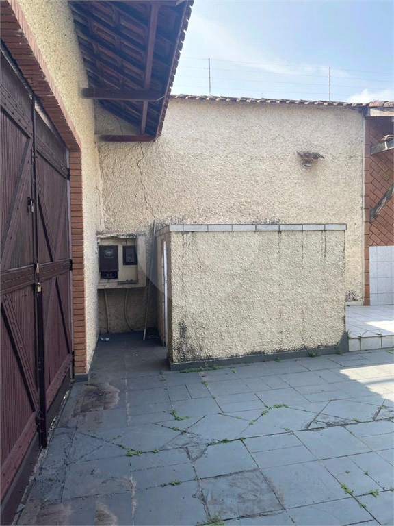 Sobrado venda GUARUJÁ com 300m2, 3 quartos, 3 suítes, 2 salas, cozinha, lavabo, varanda, quintal gourmet e pelo menos 7 vagas de garagem