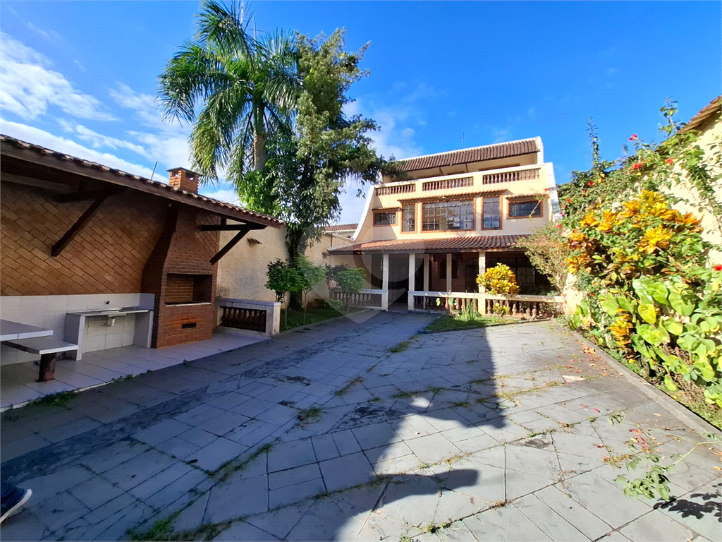 Sobrado venda GUARUJÁ com 300m2, 3 quartos, 3 suítes, 2 salas, cozinha, lavabo, varanda, quintal gourmet e pelo menos 7 vagas de garagem