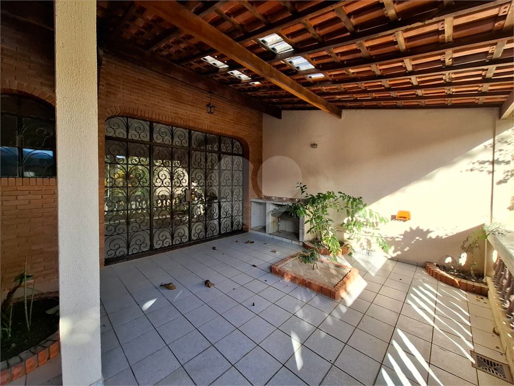 Sobrado venda GUARUJÁ com 300m2, 3 quartos, 3 suítes, 2 salas, cozinha, lavabo, varanda, quintal gourmet e pelo menos 7 vagas de garagem