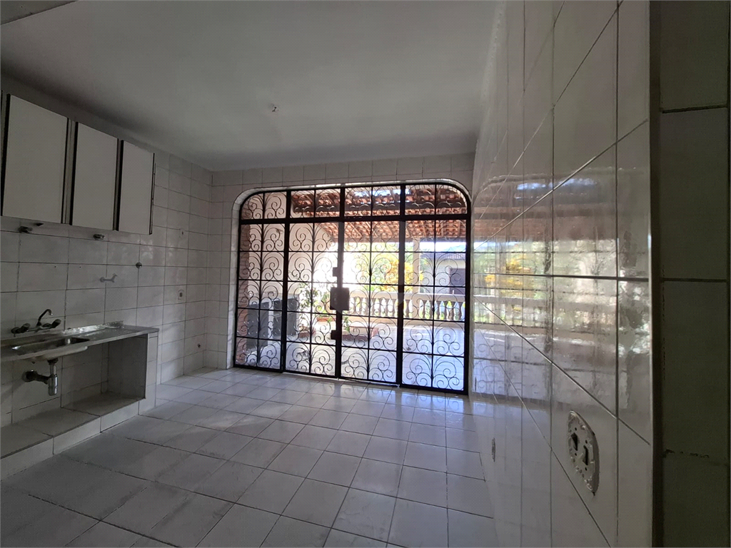 Sobrado venda GUARUJÁ com 300m2, 3 quartos, 3 suítes, 2 salas, cozinha, lavabo, varanda, quintal gourmet e pelo menos 7 vagas de garagem