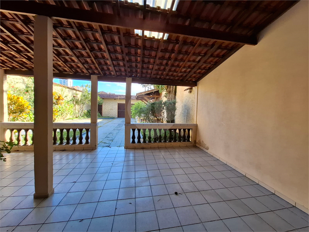 Sobrado venda GUARUJÁ com 300m2, 3 quartos, 3 suítes, 2 salas, cozinha, lavabo, varanda, quintal gourmet e pelo menos 7 vagas de garagem