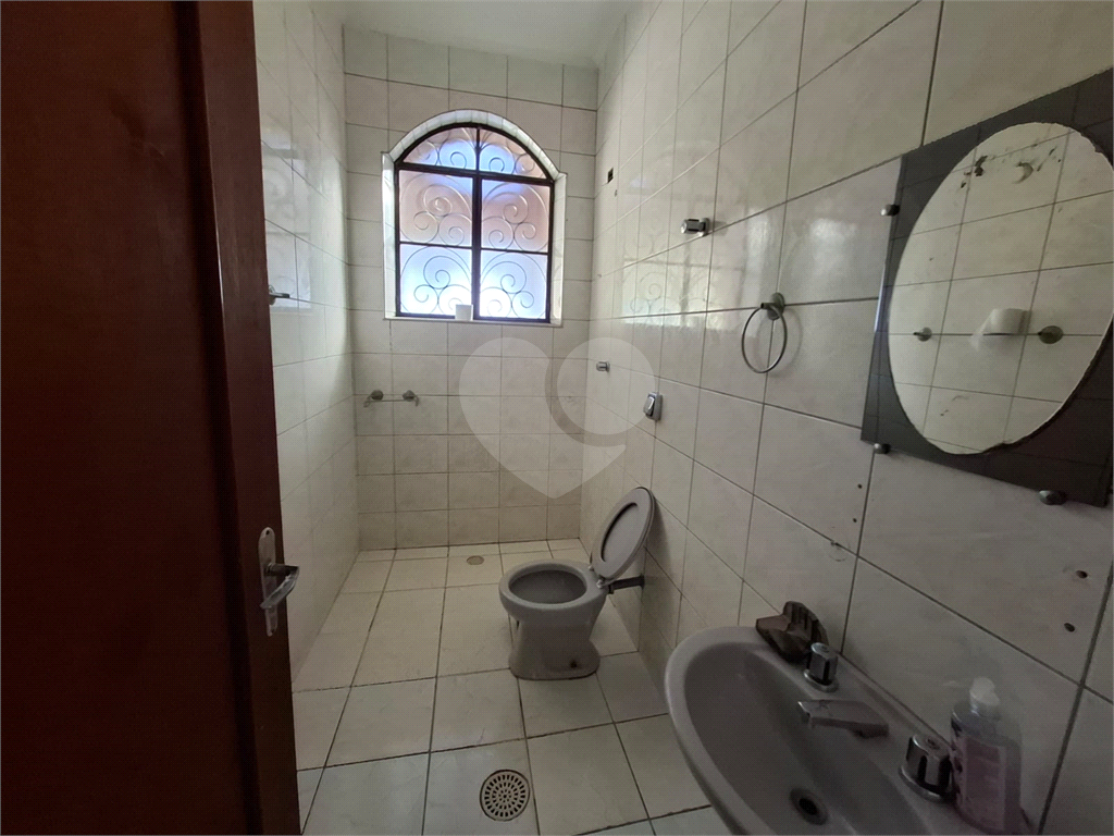 Sobrado venda GUARUJÁ com 300m2, 3 quartos, 3 suítes, 2 salas, cozinha, lavabo, varanda, quintal gourmet e pelo menos 7 vagas de garagem