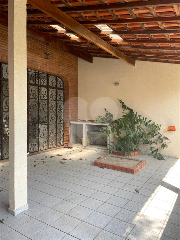 Sobrado venda GUARUJÁ com 300m2, 3 quartos, 3 suítes, 2 salas, cozinha, lavabo, varanda, quintal gourmet e pelo menos 7 vagas de garagem