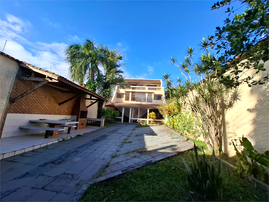 Sobrado venda GUARUJÁ com 300m2, 3 quartos, 3 suítes, 2 salas, cozinha, lavabo, varanda, quintal gourmet e pelo menos 7 vagas de garagem