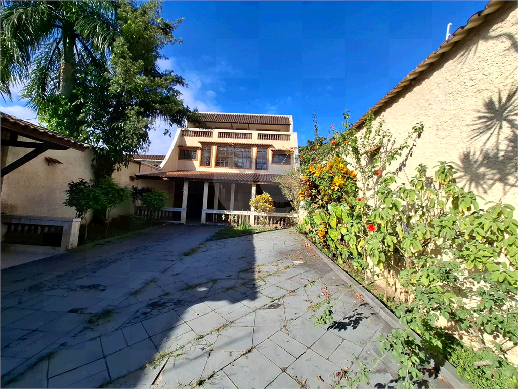 Sobrado venda GUARUJÁ com 300m2, 3 quartos, 3 suítes, 2 salas, cozinha, lavabo, varanda, quintal gourmet e pelo menos 7 vagas de garagem