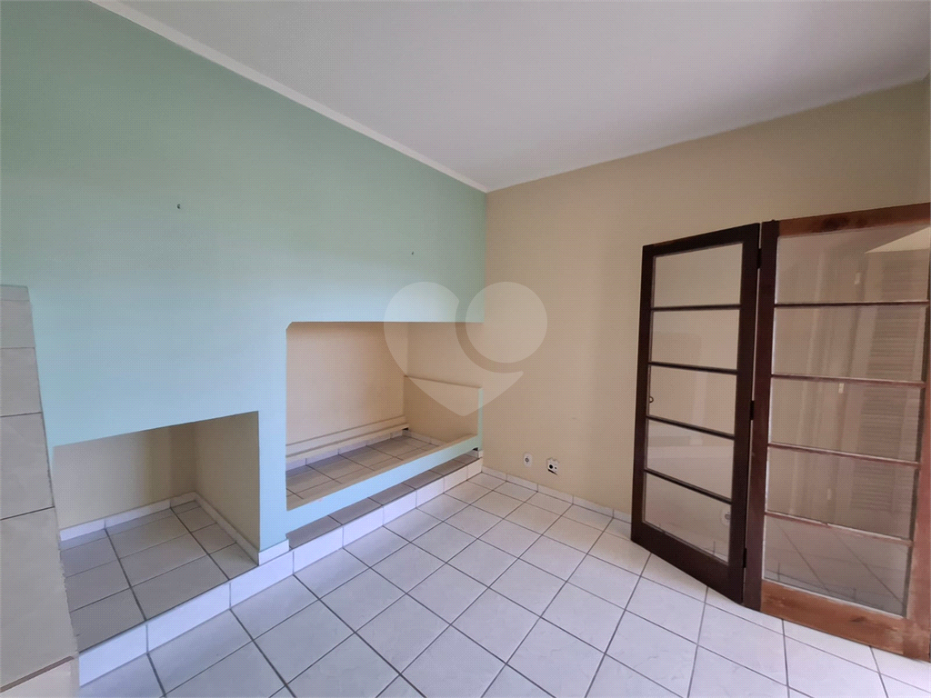 Sobrado venda GUARUJÁ com 300m2, 3 quartos, 3 suítes, 2 salas, cozinha, lavabo, varanda, quintal gourmet e pelo menos 7 vagas de garagem