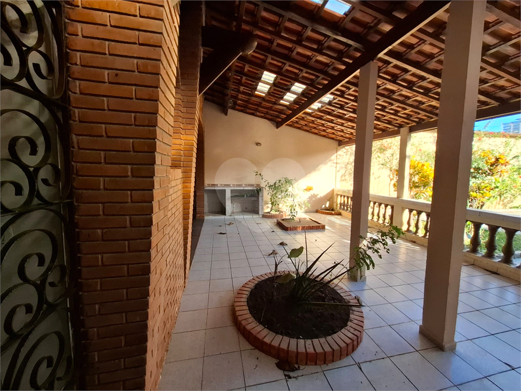 Sobrado venda GUARUJÁ com 300m2, 3 quartos, 3 suítes, 2 salas, cozinha, lavabo, varanda, quintal gourmet e pelo menos 7 vagas de garagem