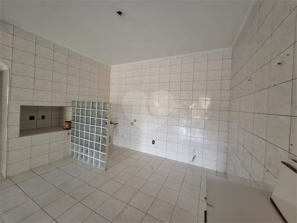 Sobrado venda GUARUJÁ com 300m2, 3 quartos, 3 suítes, 2 salas, cozinha, lavabo, varanda, quintal gourmet e pelo menos 7 vagas de garagem