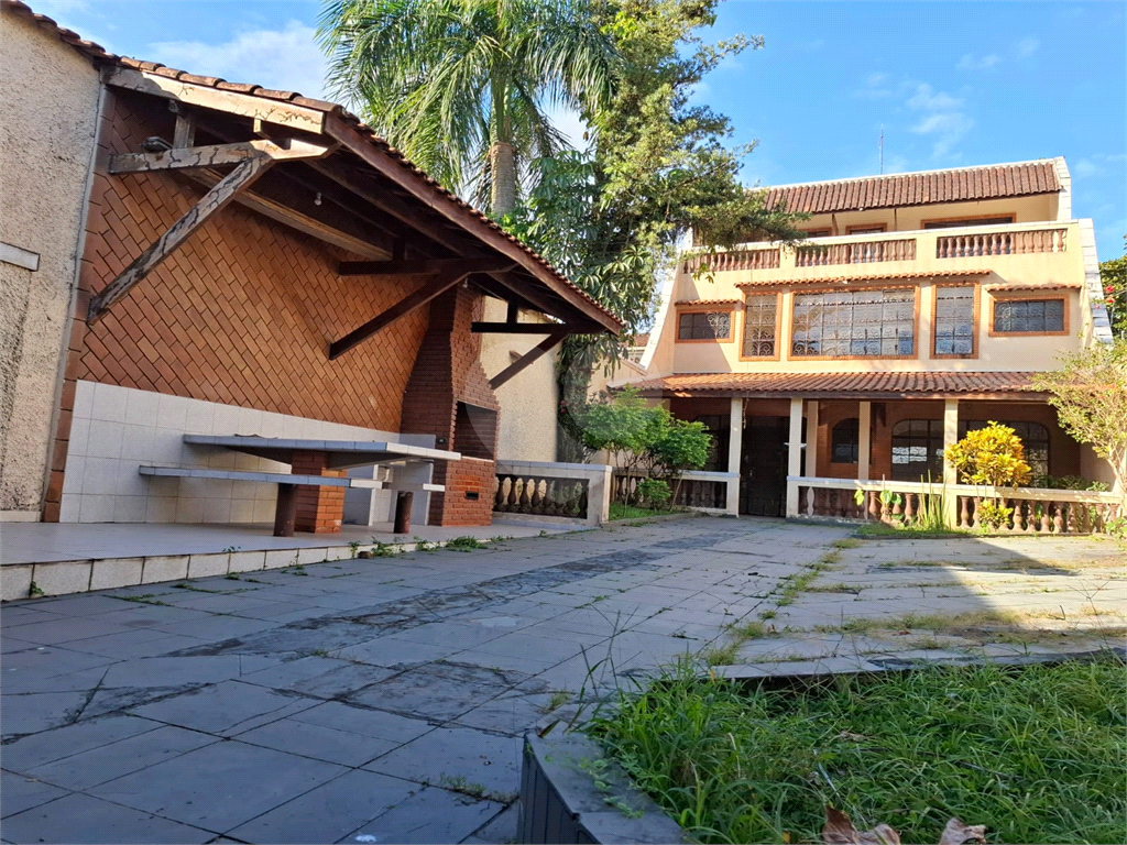 Sobrado venda GUARUJÁ com 300m2, 3 quartos, 3 suítes, 2 salas, cozinha, lavabo, varanda, quintal gourmet e pelo menos 7 vagas de garagem