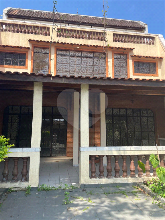 Sobrado venda GUARUJÁ com 300m2, 3 quartos, 3 suítes, 2 salas, cozinha, lavabo, varanda, quintal gourmet e pelo menos 7 vagas de garagem