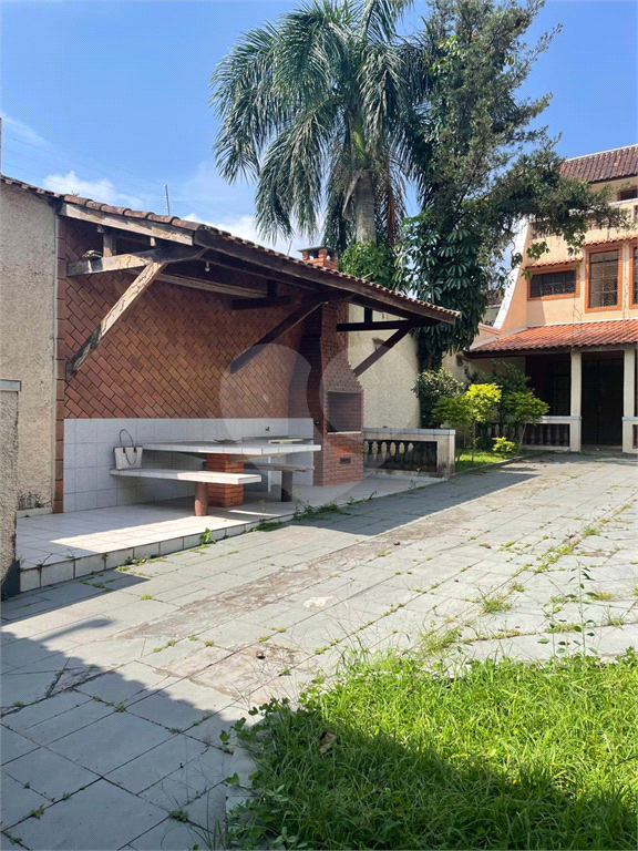 Sobrado venda GUARUJÁ com 300m2, 3 quartos, 3 suítes, 2 salas, cozinha, lavabo, varanda, quintal gourmet e pelo menos 7 vagas de garagem