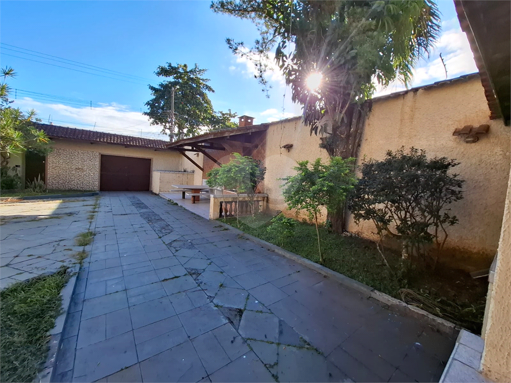 Sobrado venda GUARUJÁ com 300m2, 3 quartos, 3 suítes, 2 salas, cozinha, lavabo, varanda, quintal gourmet e pelo menos 7 vagas de garagem
