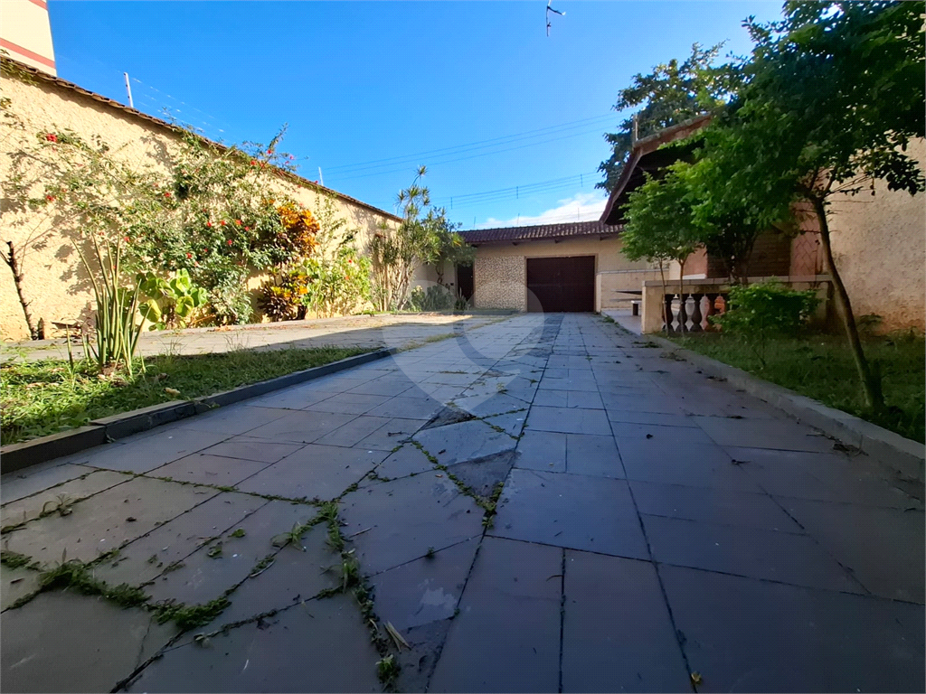 Sobrado venda GUARUJÁ com 300m2, 3 quartos, 3 suítes, 2 salas, cozinha, lavabo, varanda, quintal gourmet e pelo menos 7 vagas de garagem