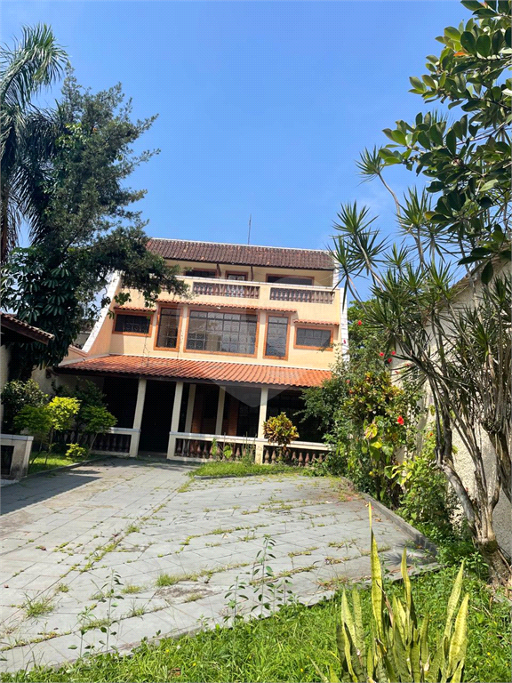 Sobrado venda GUARUJÁ com 300m2, 3 quartos, 3 suítes, 2 salas, cozinha, lavabo, varanda, quintal gourmet e pelo menos 7 vagas de garagem