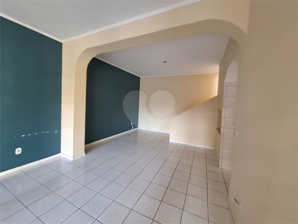 Sobrado venda GUARUJÁ com 300m2, 3 quartos, 3 suítes, 2 salas, cozinha, lavabo, varanda, quintal gourmet e pelo menos 7 vagas de garagem