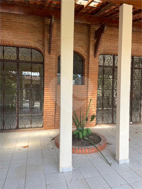 Sobrado venda GUARUJÁ com 300m2, 3 quartos, 3 suítes, 2 salas, cozinha, lavabo, varanda, quintal gourmet e pelo menos 7 vagas de garagem