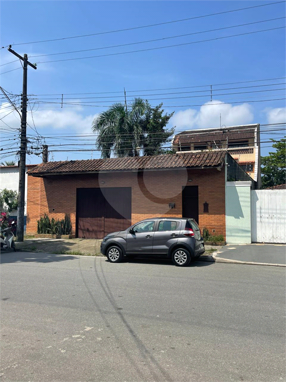 Sobrado venda GUARUJÁ com 300m2, 3 quartos, 3 suítes, 2 salas, cozinha, lavabo, varanda, quintal gourmet e pelo menos 7 vagas de garagem
