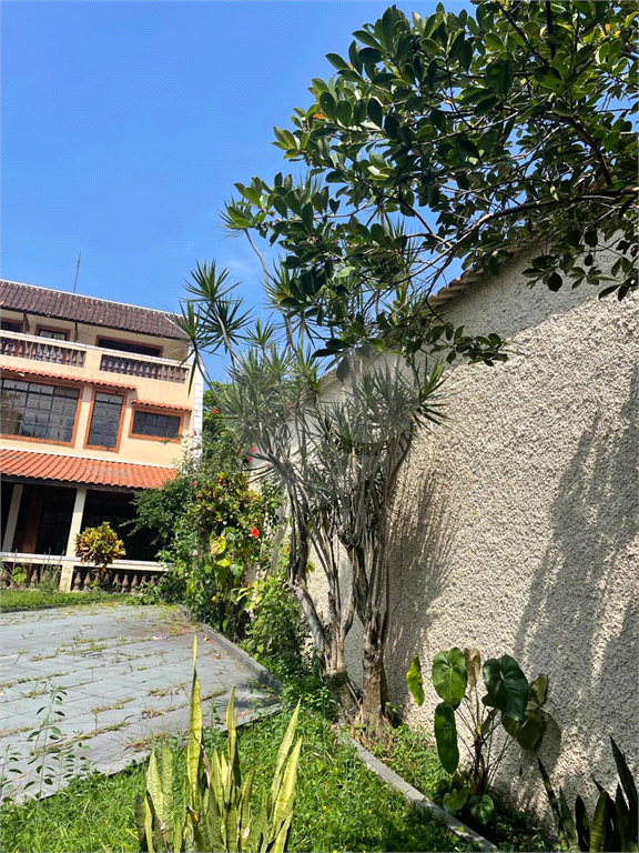 Sobrado venda GUARUJÁ com 300m2, 3 quartos, 3 suítes, 2 salas, cozinha, lavabo, varanda, quintal gourmet e pelo menos 7 vagas de garagem