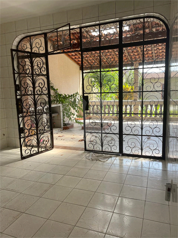 Sobrado venda GUARUJÁ com 300m2, 3 quartos, 3 suítes, 2 salas, cozinha, lavabo, varanda, quintal gourmet e pelo menos 7 vagas de garagem
